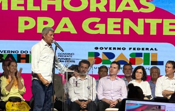 Jerônimo se empolga e quase faz pedido de voto em palanque com Lula