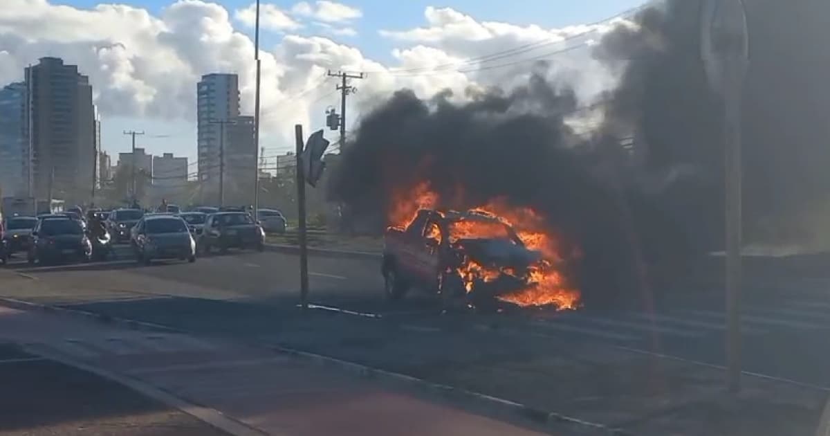 VÍDEO: Carro pega fogo na orla de Salvador