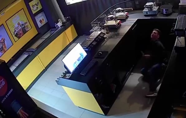 VÍDEO: Câmeras de segurança registram homem invadindo sorveteria antes de roubo a joalheria em shopping de Salvador