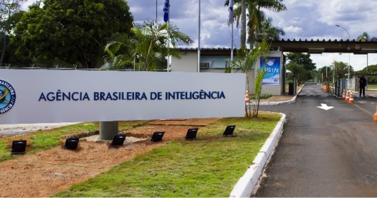 PF faz operação contra Abin paralela e cumpre mandado em Salvador; ação investiga também Carlos Bolsonaro