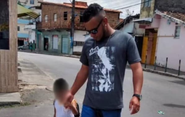 Homem morto pela polícia com tiro nas costas é enterrado em meio a homenagens e protestos em Salvador