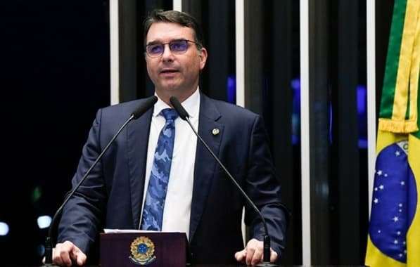 VÍDEO: “Abin paralela”: Flávio Bolsonaro diz que é vítima da operação da PF  
