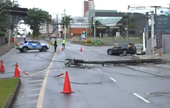 Motorista perde controle da direção e carro derruba poste na Alameda das Espatódeas; trânsito está interditado na região