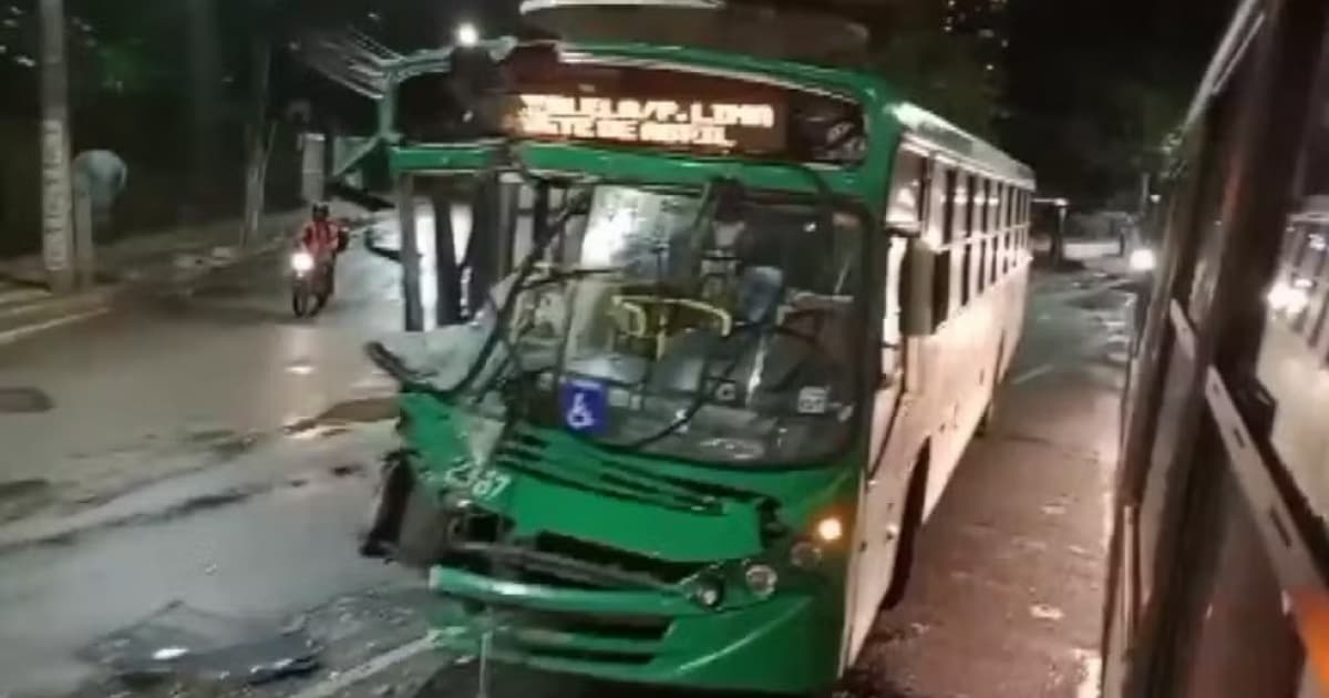 Ônibus colidem e 4 pessoas ficam feridas na Av. Tancredo Neves