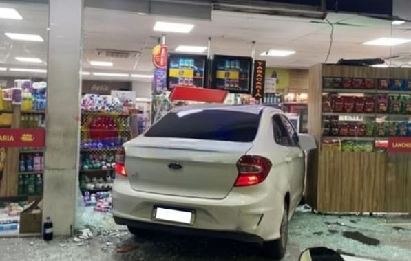 Motorista perde controle e carro invade loja de conveniência de posto na Av. Paralela, em Salvador