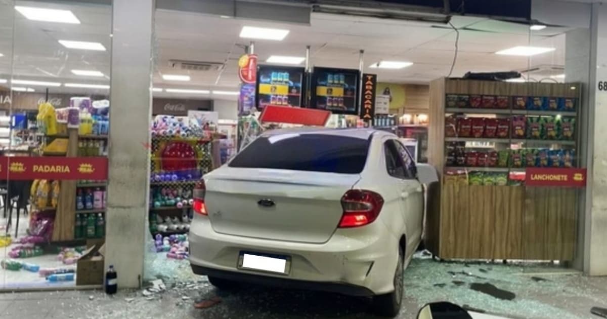 Motorista perde controle e carro invade loja de conveniência de posto na Av. Paralela, em Salvador