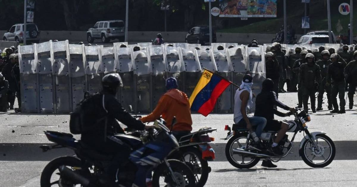 Projeção de votos aponta vitória da oposição na Venezuela e população vai à rua protestar 