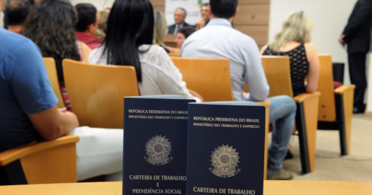 Trabalhadores com escolaridade superior ao exigido crescem de 2012 a 2023, revela estudo do Ipea