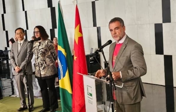 Daniel Almeida apresenta exposição que celebra os 50 anos das relações diplomáticas entre Brasil e China