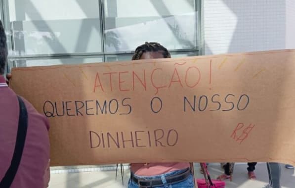 Trabalhadores da área de limpeza protestam na Av. Tancredo Neves após 11 anos sem receber rescisão