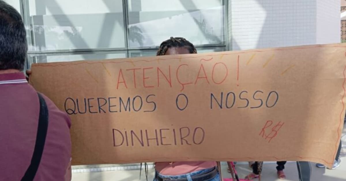 Trabalhadores da área de limpeza protestam na Av. Tancredo Neves após 11 anos sem receber rescisão