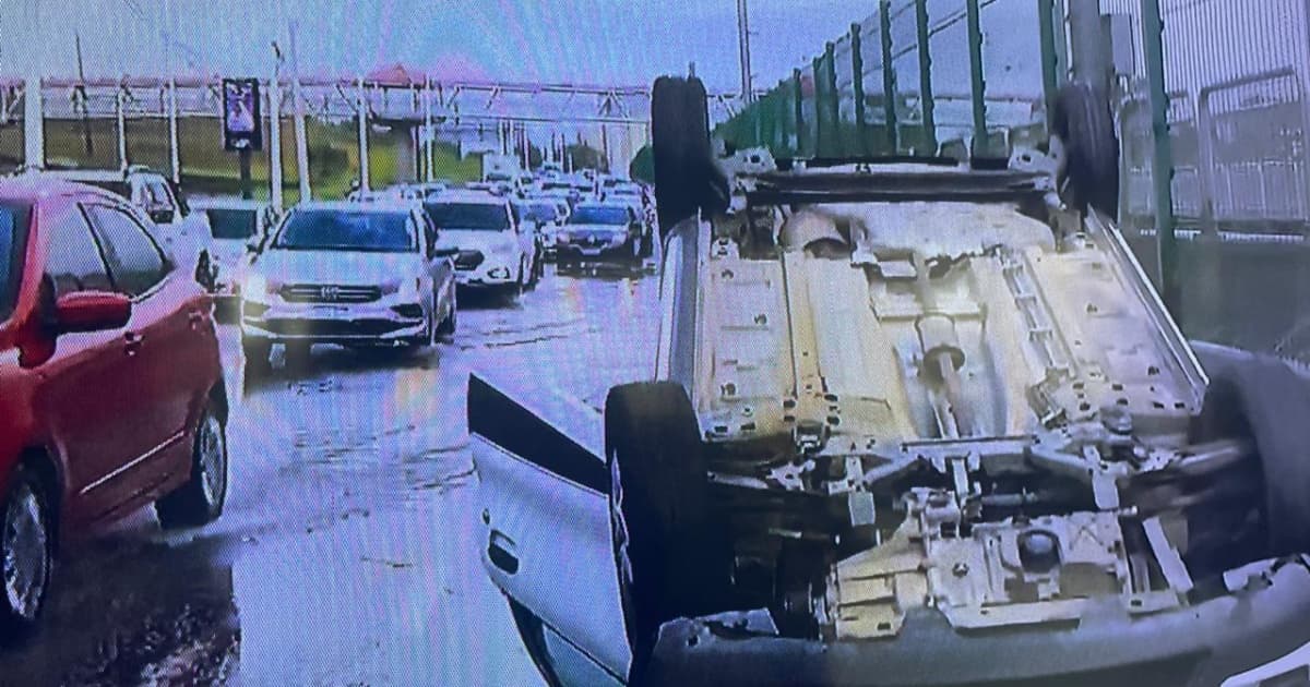 Carro capota e engarrafamento chega a 1km na Av. Paralela 