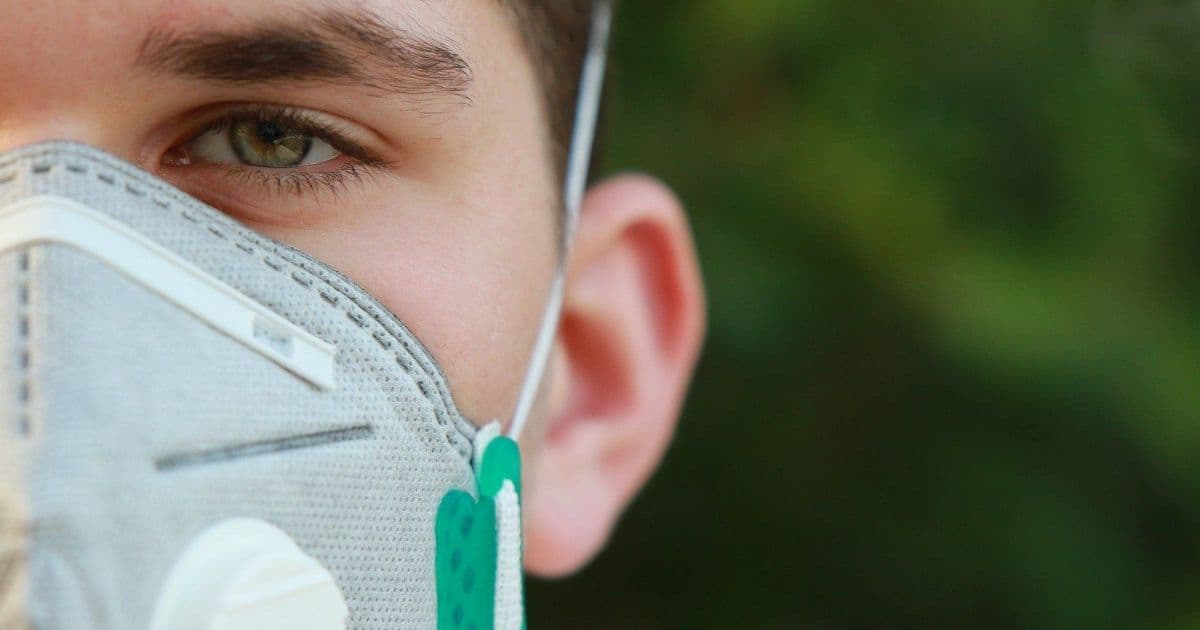 Estudo aponta ineficácia de protetores faciais e máscara com válvula para contágio
