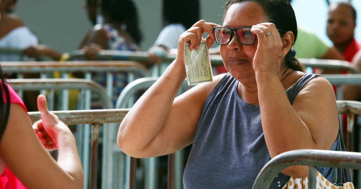mulher usando óculos doado pela SESAB