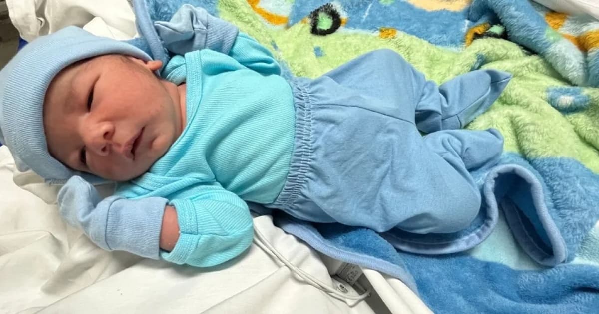 Mulher dá à luz após buscar atendimento médico em hospital por suspeita de pneumonia