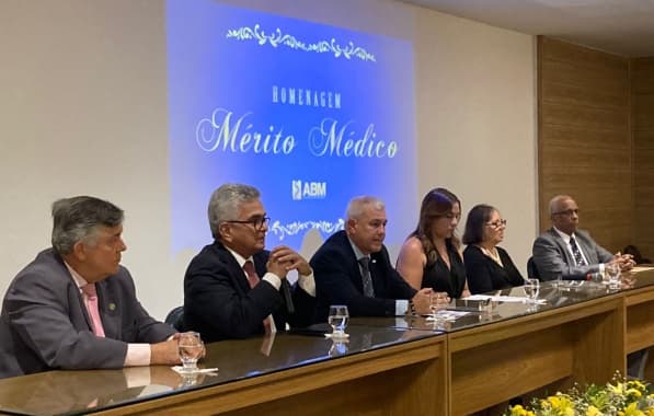 Em noite emocionante, ABM homenageia grandes nomes da medicina baiana