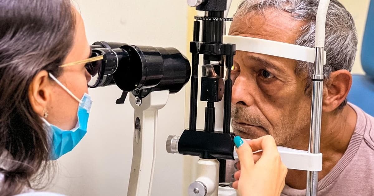 médica oftalmologista faz exame de vista no paciente