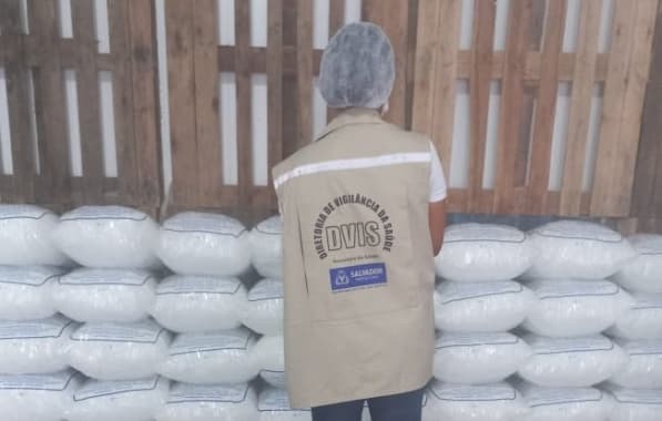 Vigilância Sanitária realiza fiscalizações nas fábricas de gelo em Salvador; produto é um dos mais consumidos no verão