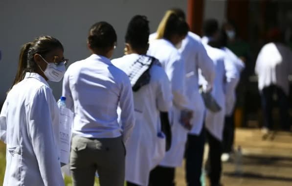 Brasil registra quase dois casos por dia de exercício ilegal da medicina 