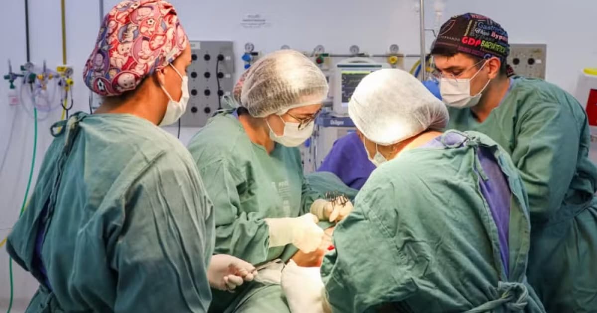 Equipe médica realizando parto de mulher com morte encefálica.
