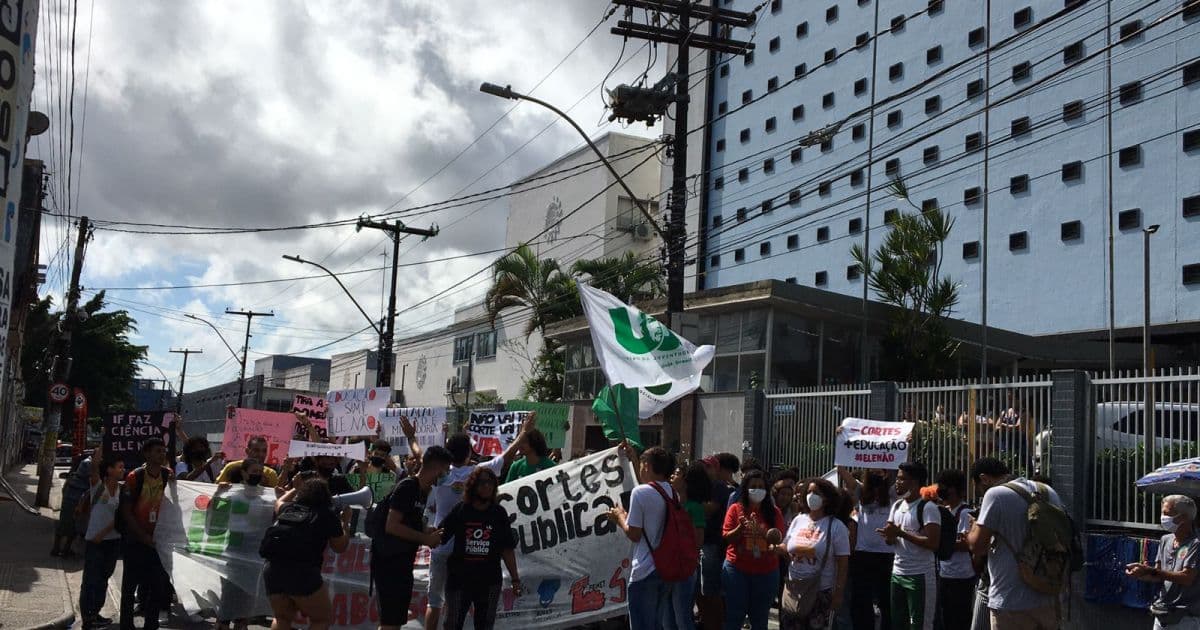 Estudantes e servidores do IFBA realizam protesto contra bloqueio de verbas na educação