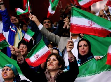 Fifa faz pressão para que Irã permita mulheres em estádios de futebol