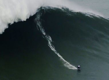 Maya Gabeira quebra recorde de maior onda já surfada por uma mulher