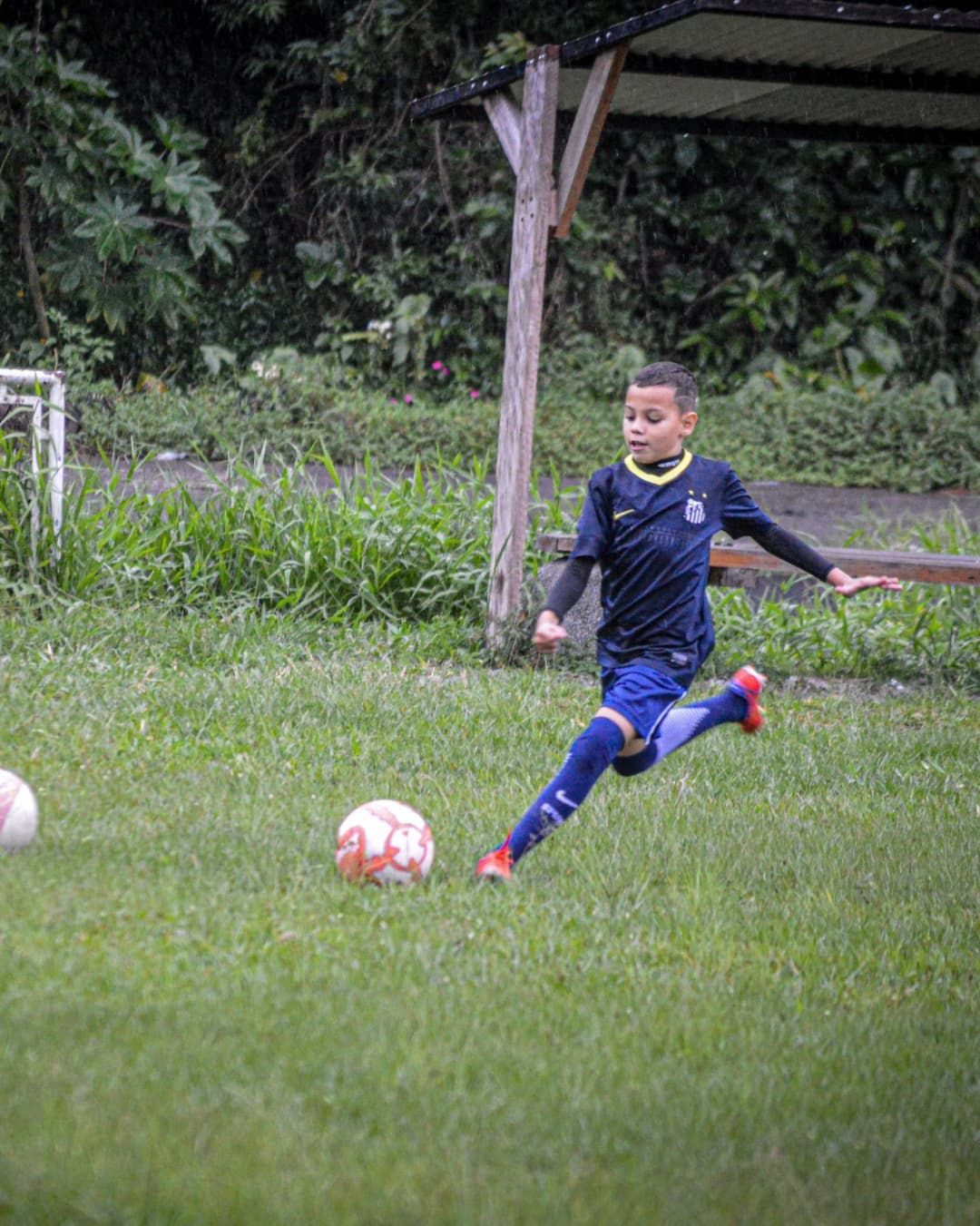 Hostilizado por torcedores do Santos, menino de 9 anos se desculpa por pegar camisa do rival
