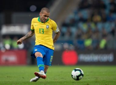 Daniel Alves na Copa gera revolta nas redes; Tite explica: 'Não vim para agradar o Twitter'