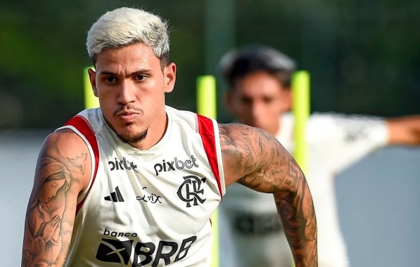 Jogador do Flamengo dá soco em companheiro durante treino - 15/08/2023 -  Esporte - Folha