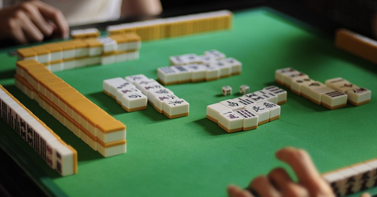 Jogo Mahjong, de origem chinesa; com peças acondicionad