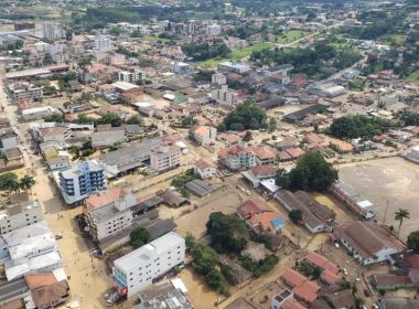 Sobe para 15 número de mortos pela chuva em Santa Catarina