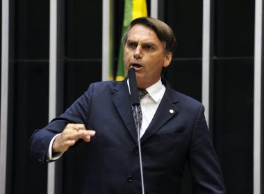 Parte da mídia tenta me desconstruir, diz Bolsonaro após denúncias