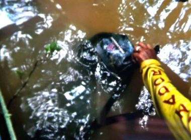 Bombeiros encontram mochila submersa em rio com pertences dos desaparecidos no AM