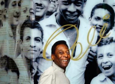 Santos dá cargo simbólico e fecha contrato com o Rei Pelé
