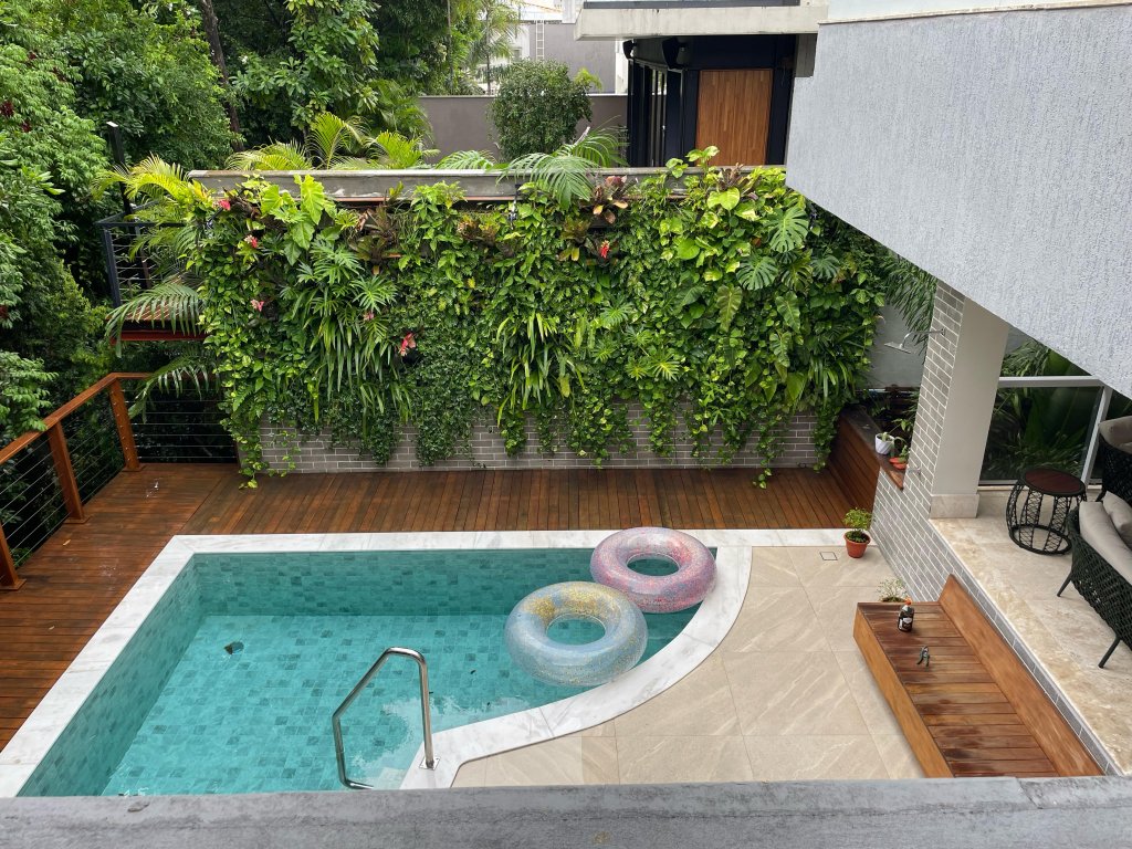 Jardim vertical na área da piscina