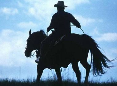 Conceição do Coité: Homem é suspeito de praticar assaltos montado em cavalo