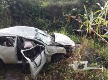 Cantor e pai ficam feridos apÃ³s carro cair de despenhadeiro em Itapebi