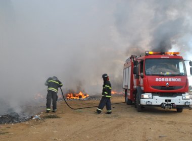 Vitória da Conquista: incêndio destrói galpão de empresa de reciclagem