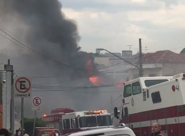 Avião de pequeno porte cai sobre casas em São Paulo; acidente deixa 2 mortos