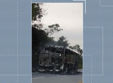 Ônibus com 45 pacientes médicos pega fogo na BA-052 e fica destruído