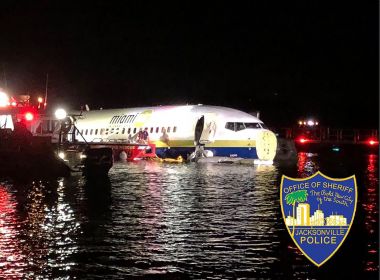 Avião cai em rio quando aterrissava em aeroporto da Flórida