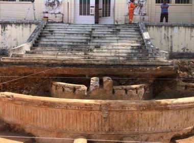 Estrutura é encontrada em escavação de obra em Salvador; prefeitura apura se é teatro 