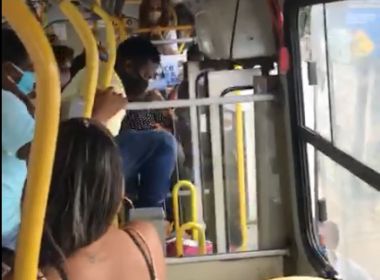 Mulher é 'chutada' para fora de ônibus por passageiros por não usar máscara; veja