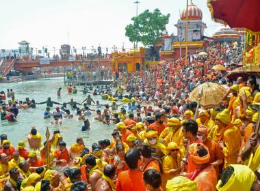 Mais de 13 mi de devotos se aglomeram em festival hindu na Índia em meio a pandemia 
