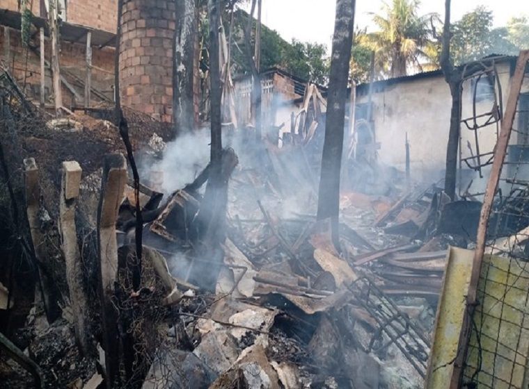 Incêndio destrói imóvel no bairro de Nova Brasília de Valéria, em Salvador 