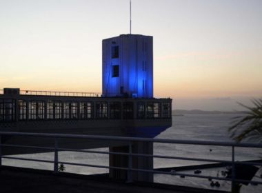 Monumentos de Salvador recebem iluminação especial em alusão ao Novembro Azul