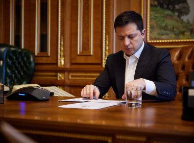 Presidente ucraniano suspende 11 partidos de oposição por supostamente serem pró-Rússia