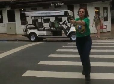 VÍDEO: Deputada bolsonarista aparece com arma na mão atravessando rua em SP