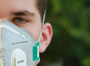 Estudo americano aponta ineficácia de protetores faciais e máscara com válvula para contágio